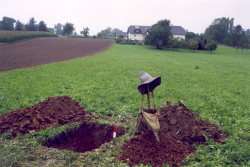 Das ÖBG Hutbild - Profilgrube mit Spaten und Aushub- © Alfred Pehamberger